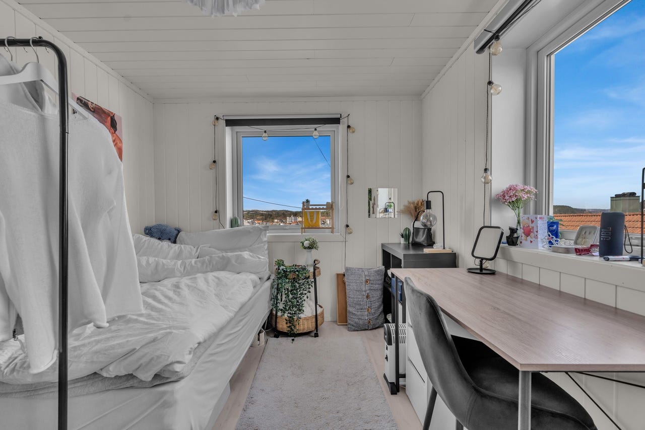Boligen har tilsammen 5 soverom + disponibelt rom.