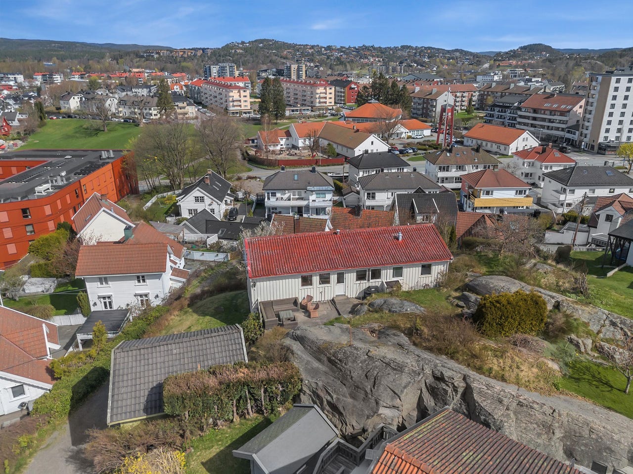 Høyt og frittliggende med panoramautsikt og beste solforhold.