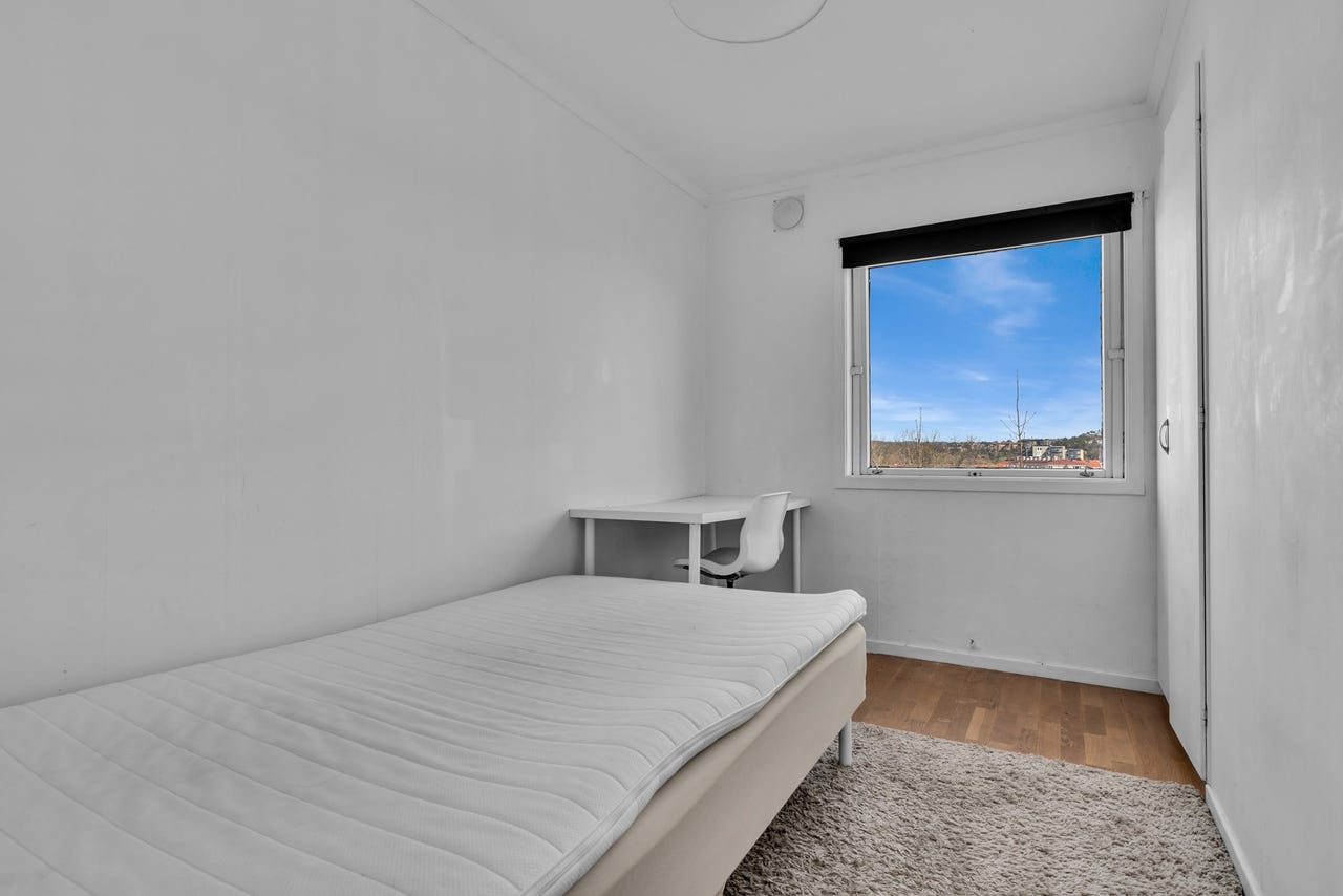 Boligen har tilsammen 5 soverom + disponibelt rom.