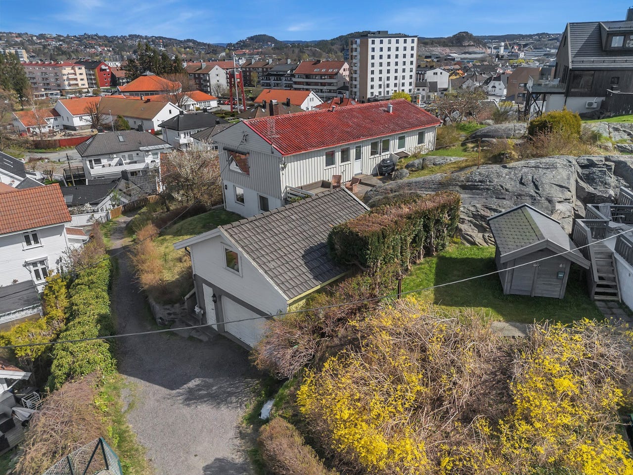 Høyt og frittliggende med panoramautsikt og beste solforhold.