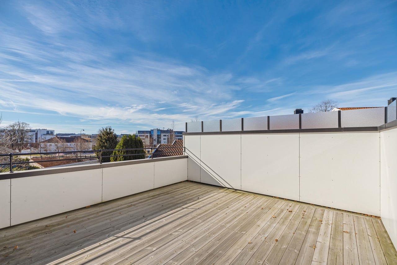 Stor takterrasse med god plass til både spisegruppe og loungemøbler, og med utsikt mot Kvadraturen. Sol til sen kveld