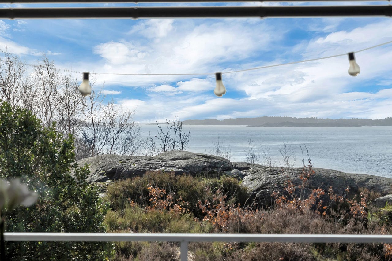Innseilingen, Byfjorden like utenfor stuevinduet.