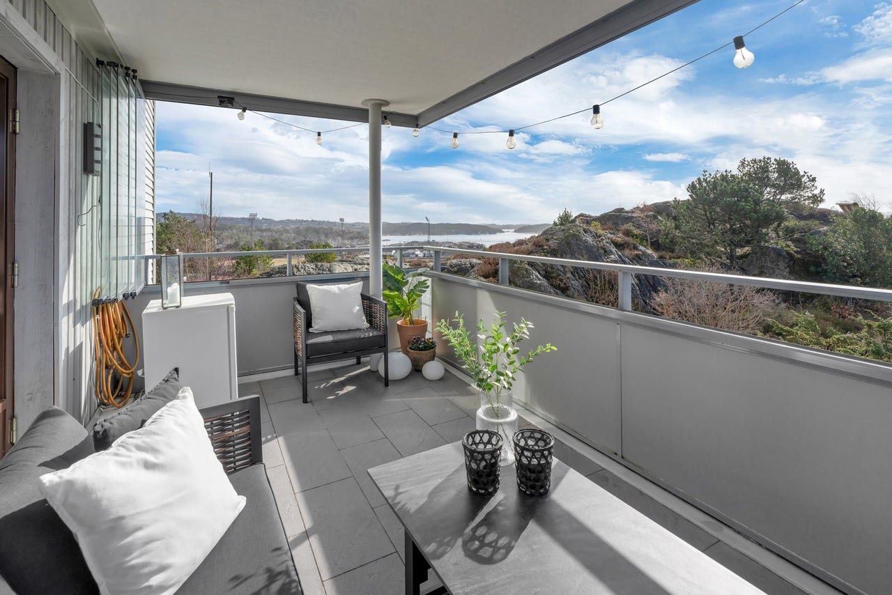 Flislagt veranda med 180 graders panoramautsikt.