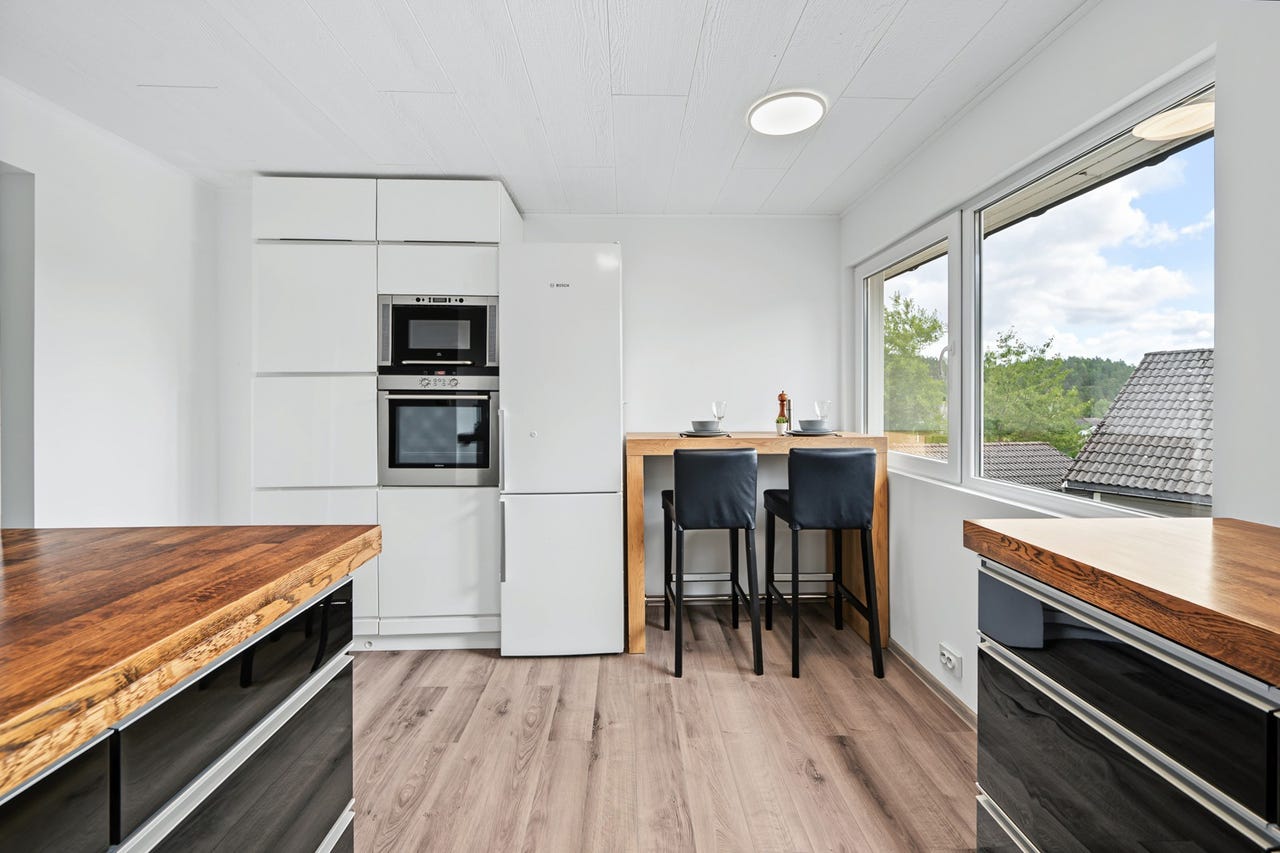 Intergrert oppvaskmaskin, platetopp, komfyr og stekeovn.