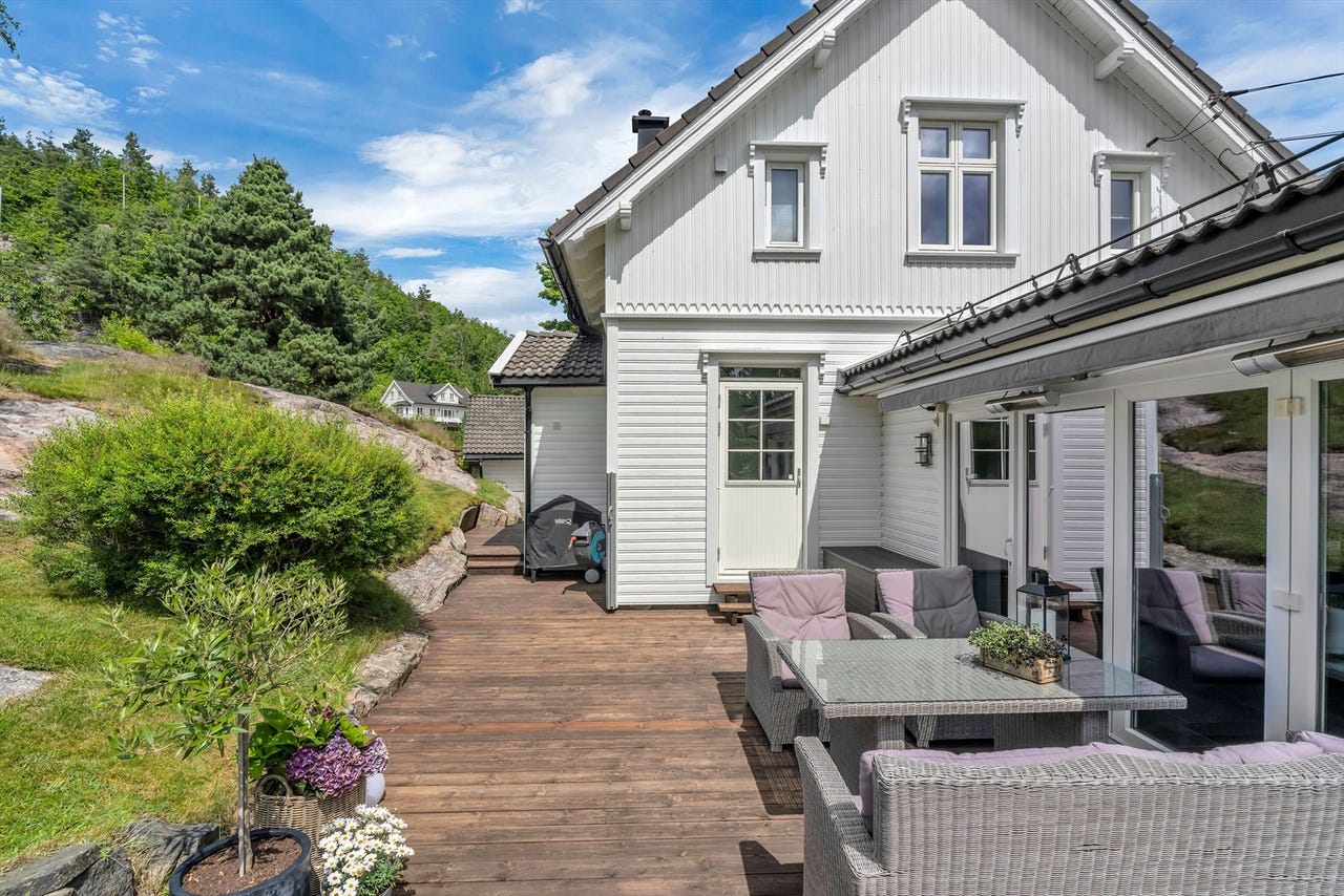Terrassen går langs tre av boligens sider