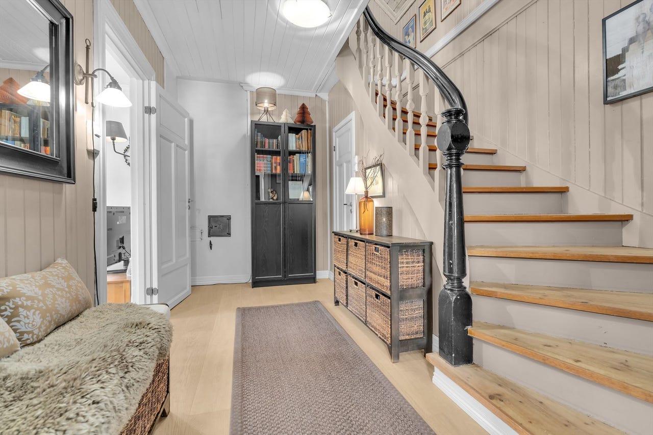 Hall med original trapp opp til loftsetasjen