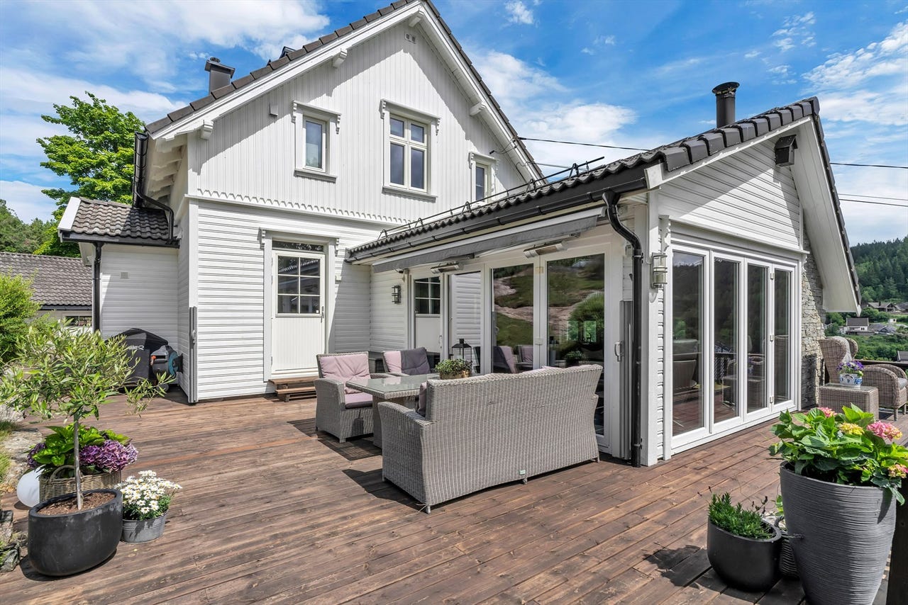 Terrassen har adkomst fra både kjøkken og peisestuen