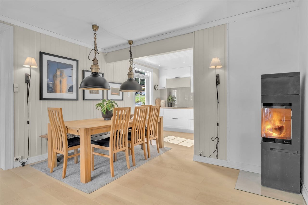 Stort spisebord fremstår som et naturlig samlingspunkt for familie og gjester