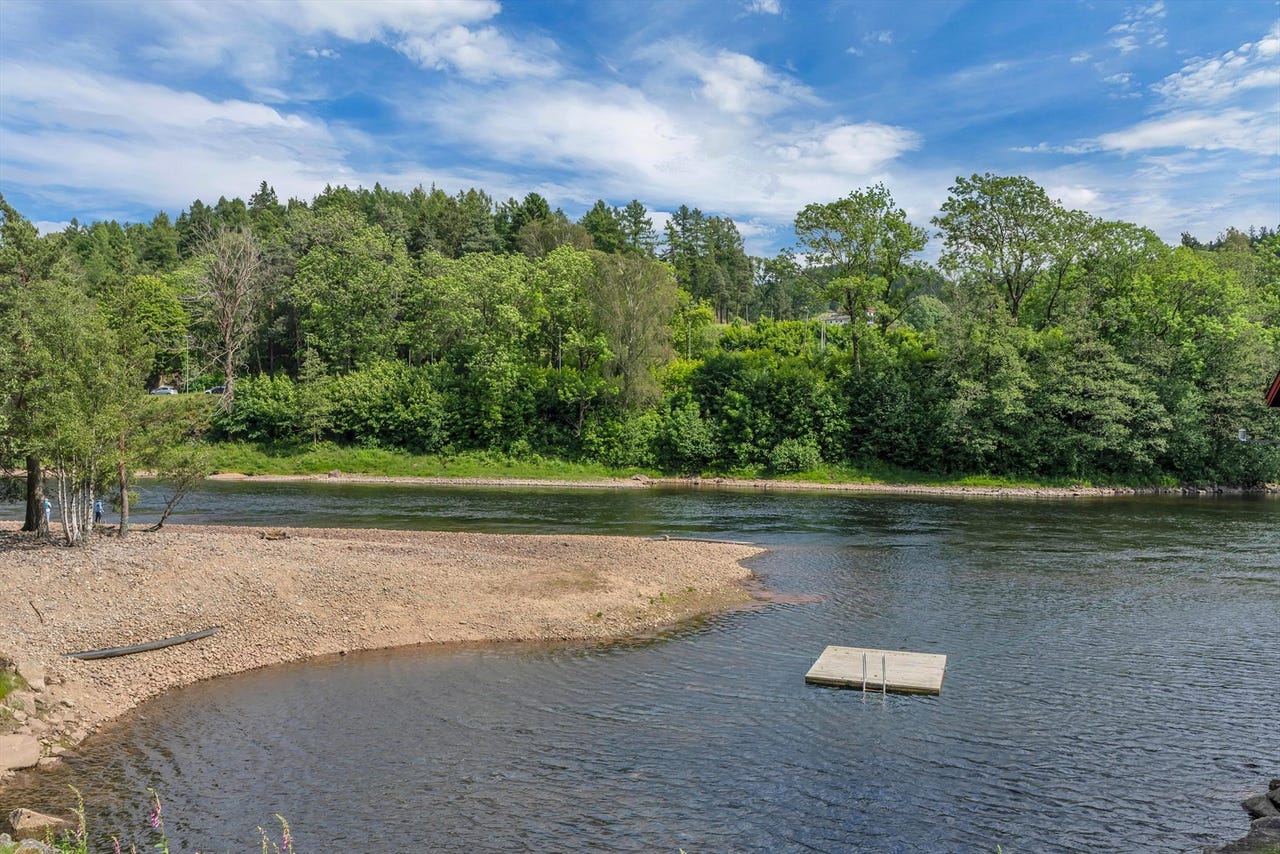 Området har badebrygge og strand
