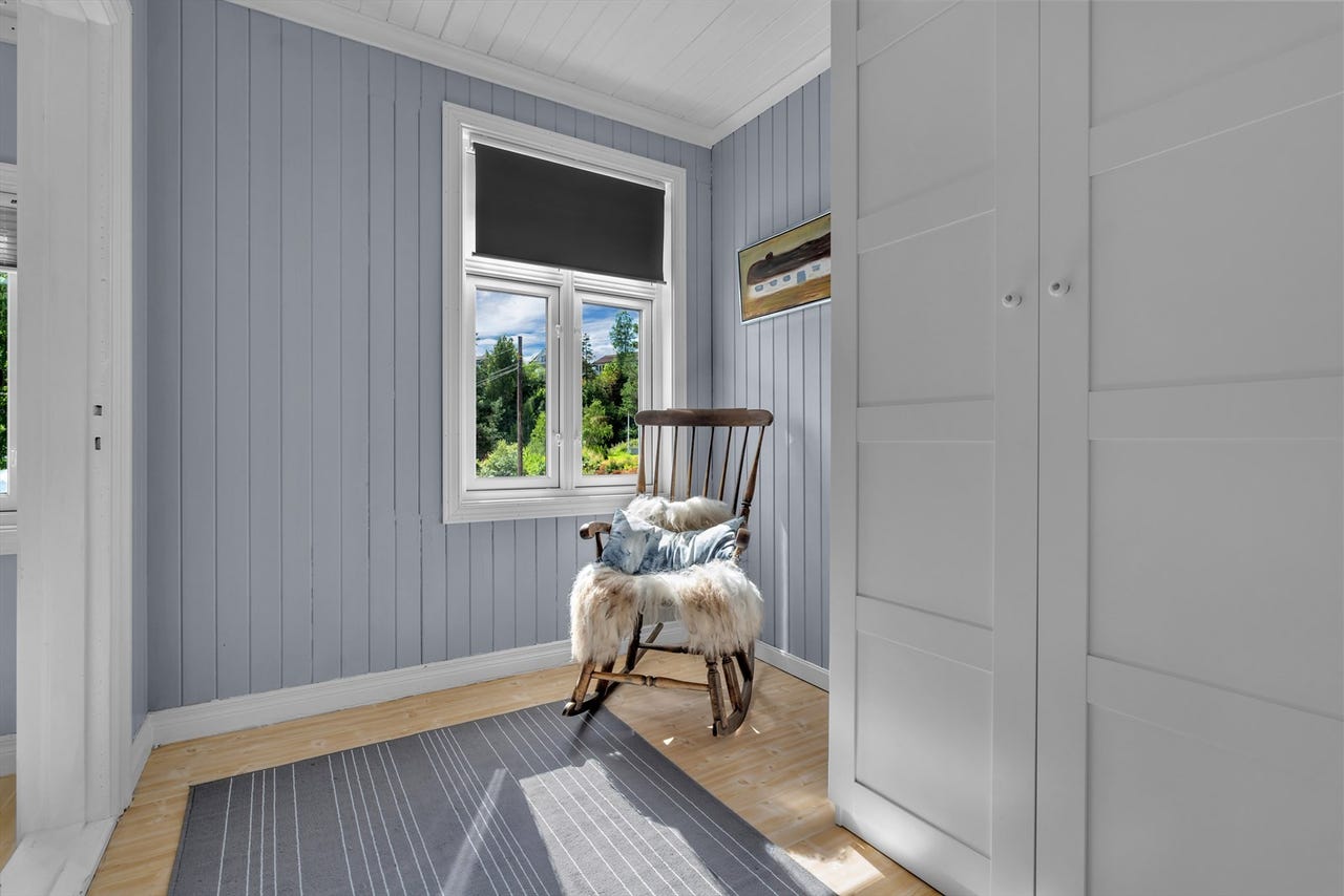 Lyse gulv og panel malt i duse, delikate farger