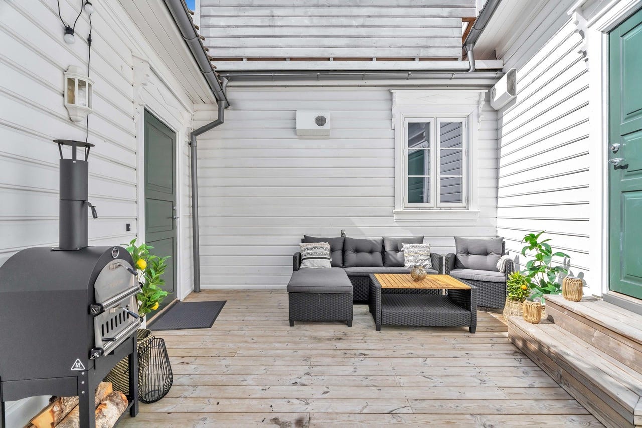 Leiligheten benytter en koselig terrasse ved inngangen med plass til sittegruppe, grill, plantekasser o.l (fellesareal i seksjoneringen).