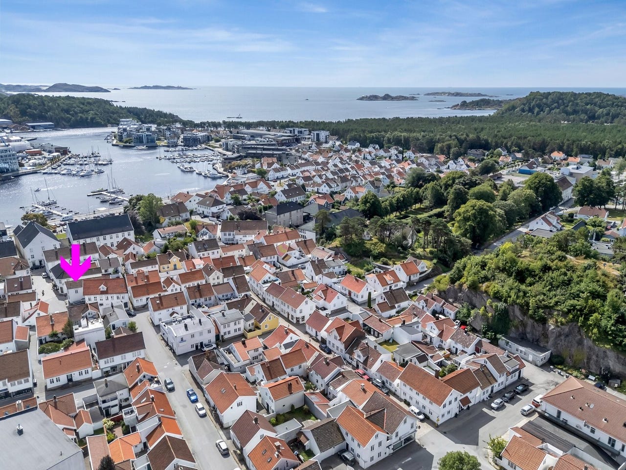 Mandalshallen og svømmehallen ligger rett i nærheten. Det samme gjør Furulunden med mange tur- og bademuligheter.