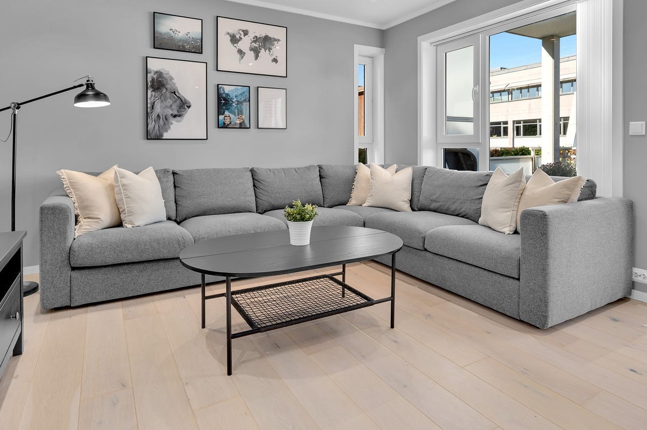 Pen stue med plass til sofa og tilhørende møblement