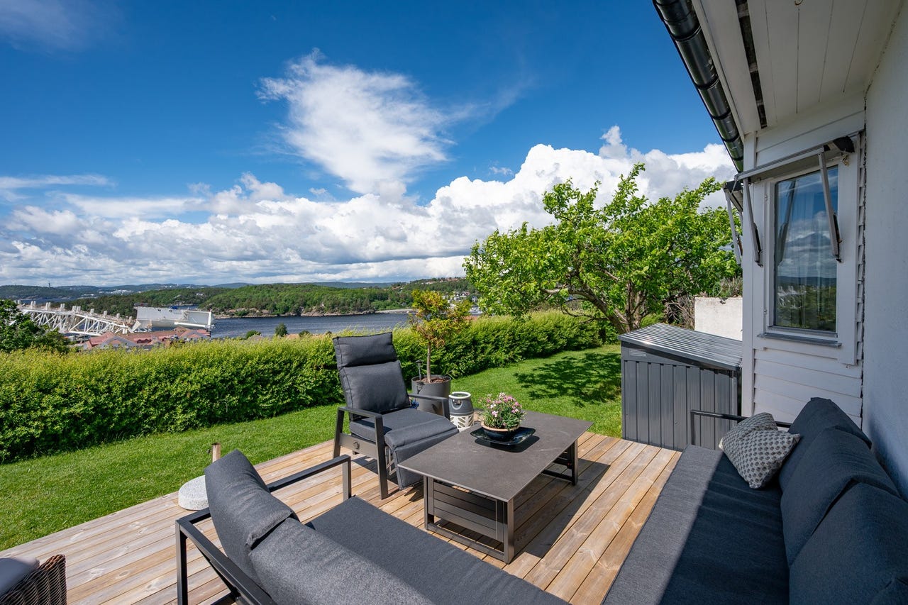 Terrasse ut fra kjøkkenet