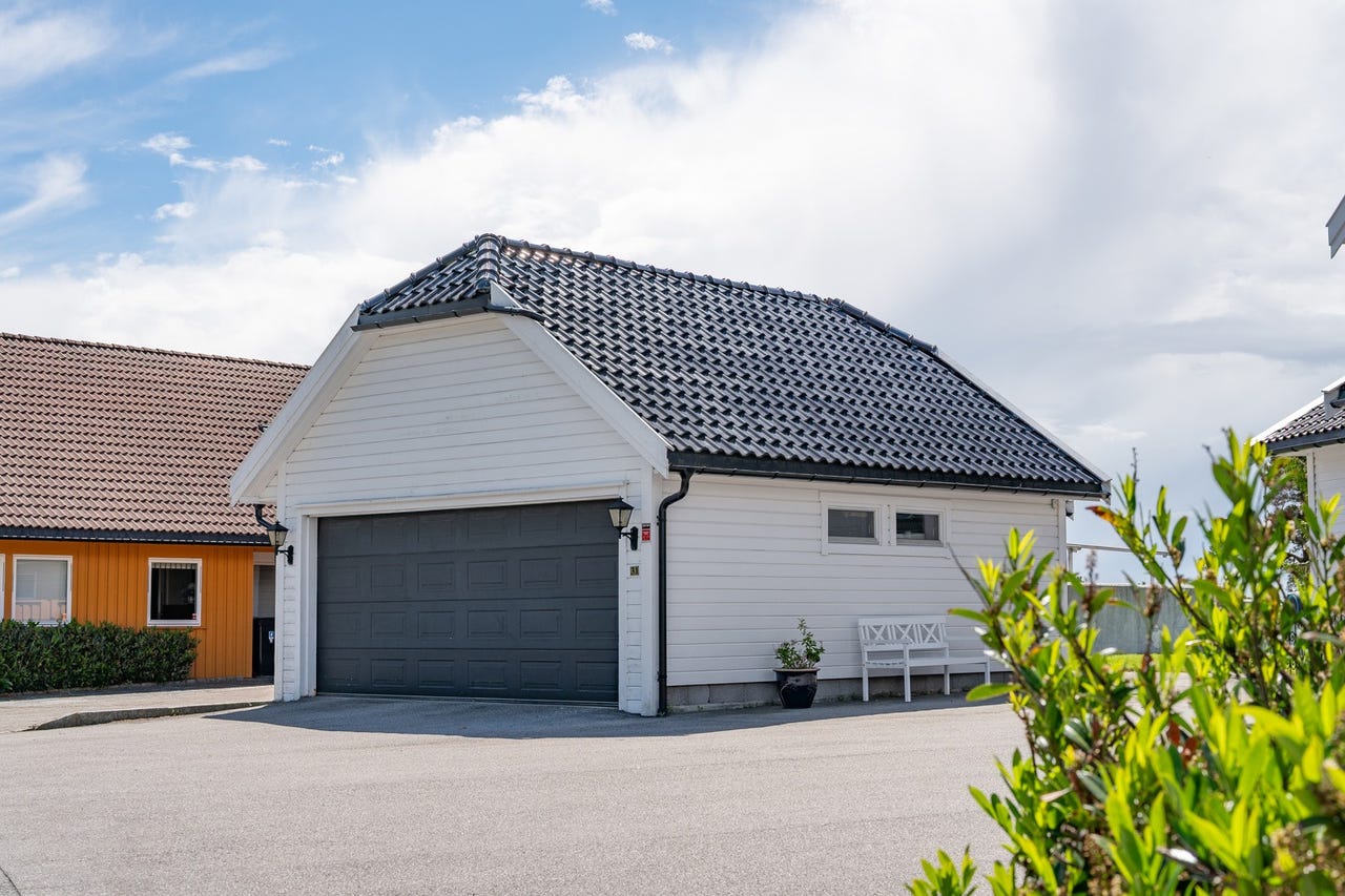 Stor dobbel garasje med elbil-lader