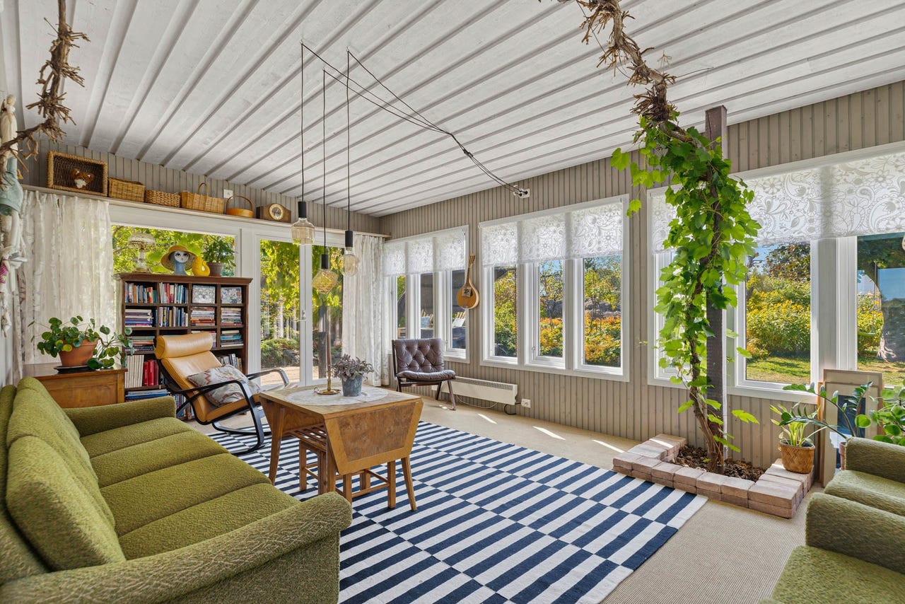 Ut fra stuen er det påbygd hagestue