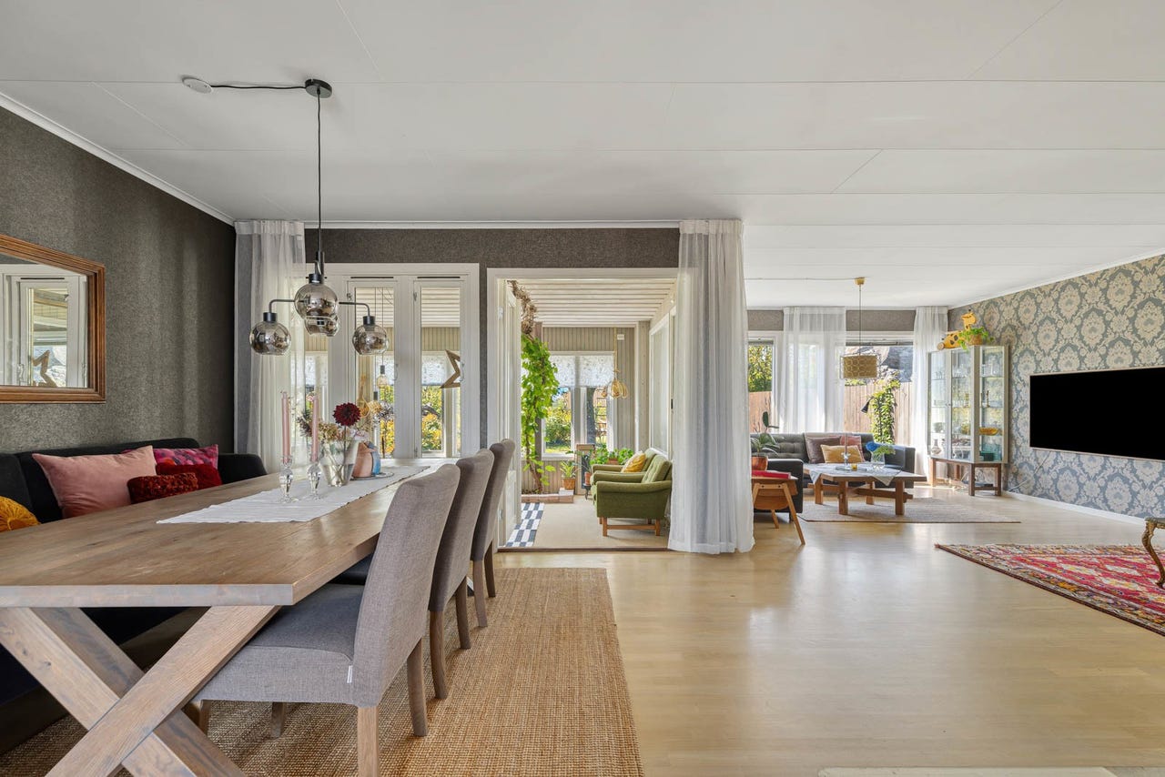 God plass til stort spisestuebord