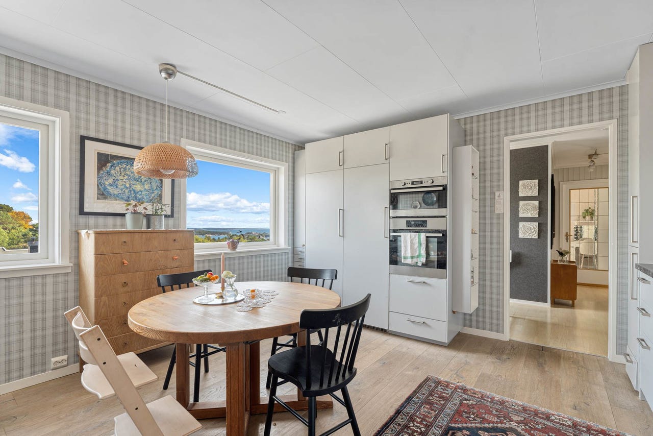 Spisebord på kjøkkenet