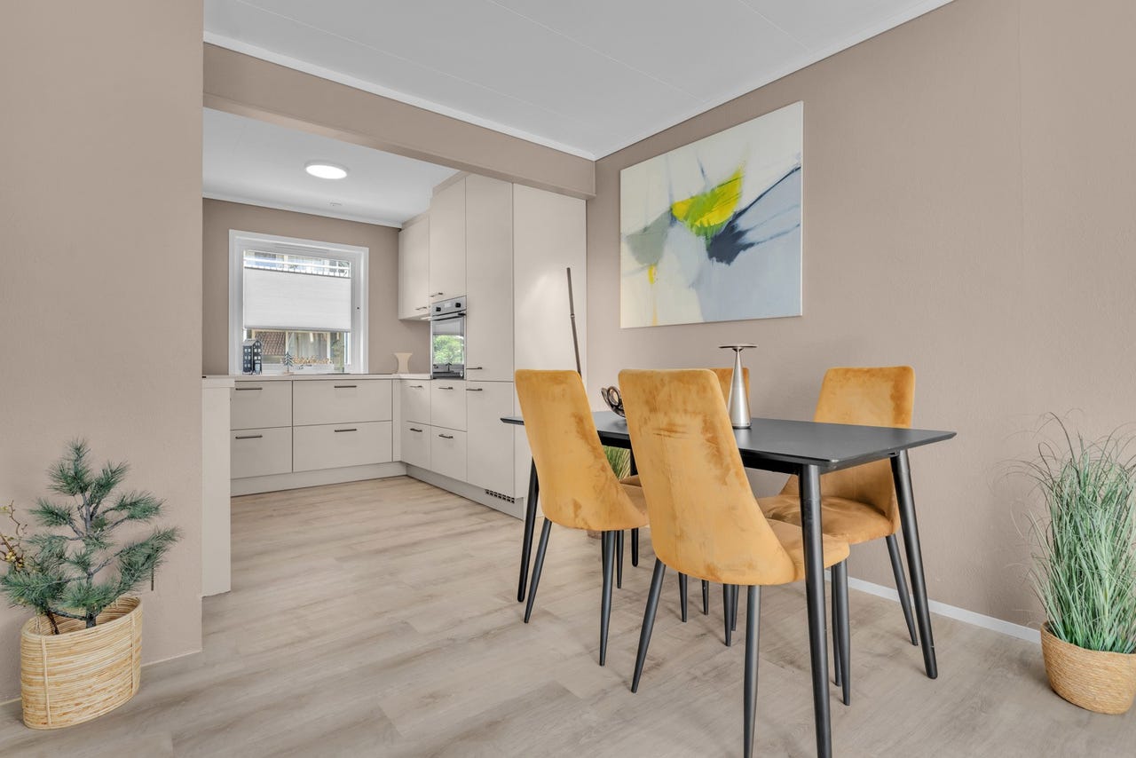 Det er praktisk med plass til spisebord i tilknytting til kjøkkenet.