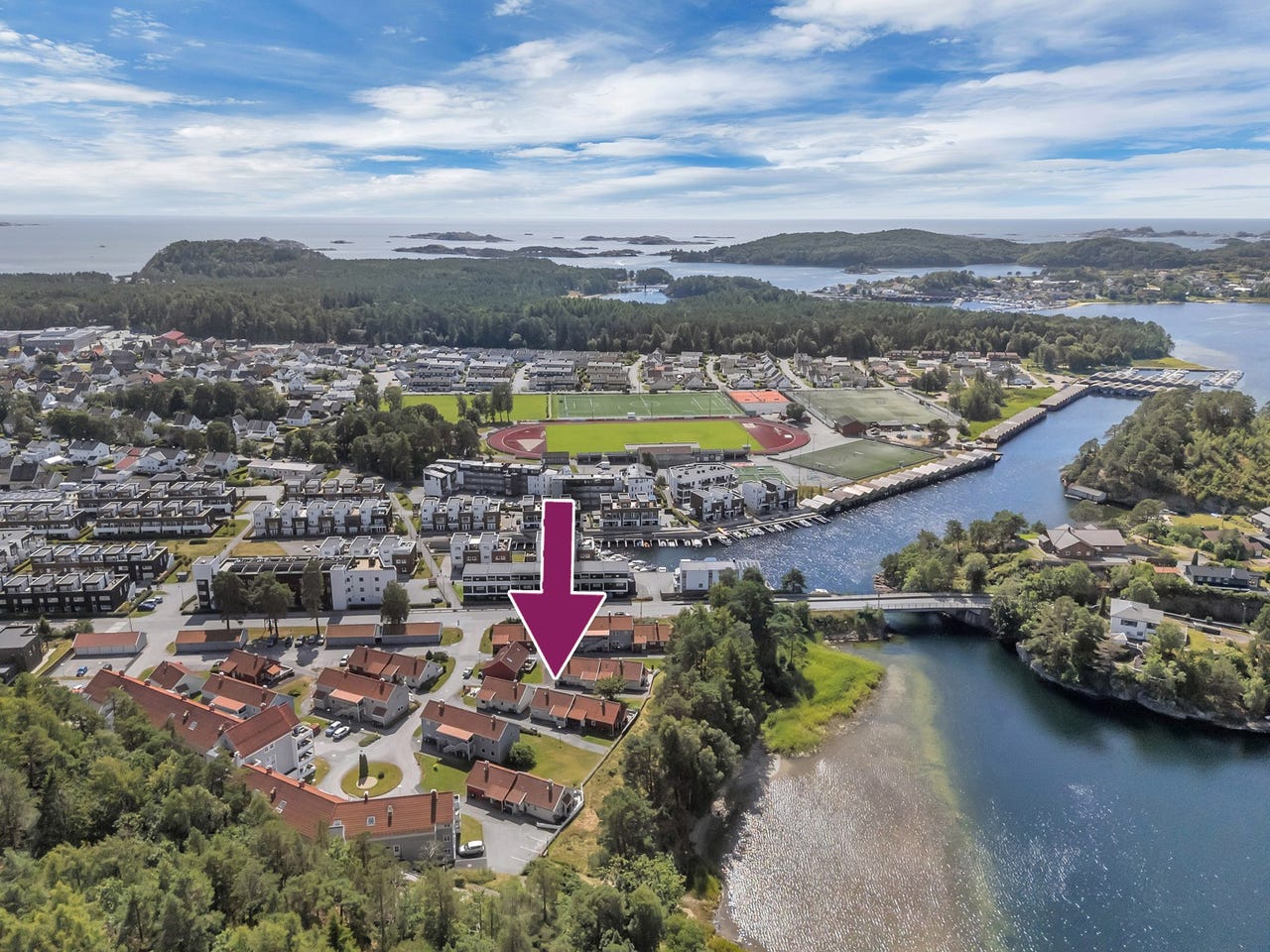 Bolig med beliggenhet nær Skogsfjorden på Vestnes med sykkelavstand til Mandal sentrum.