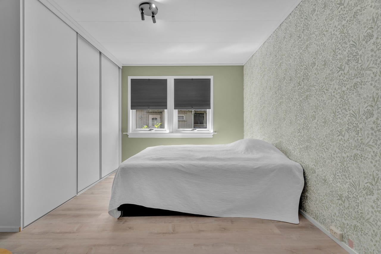 Soverommet har god garderobeplass med skyvedørsgarderobe.