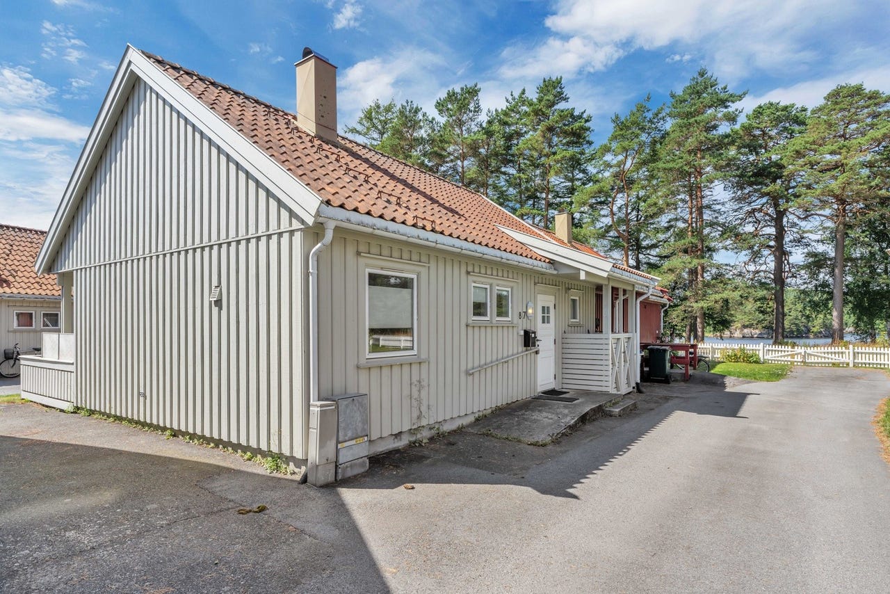 Det er plass til enkel av og pålessing ved boligens inngangsparti.