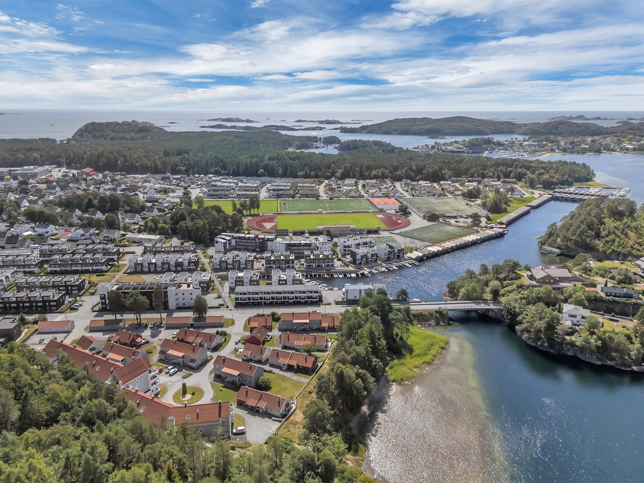 Nærområdet består også av mange lekeplasser og idrettsanlegg