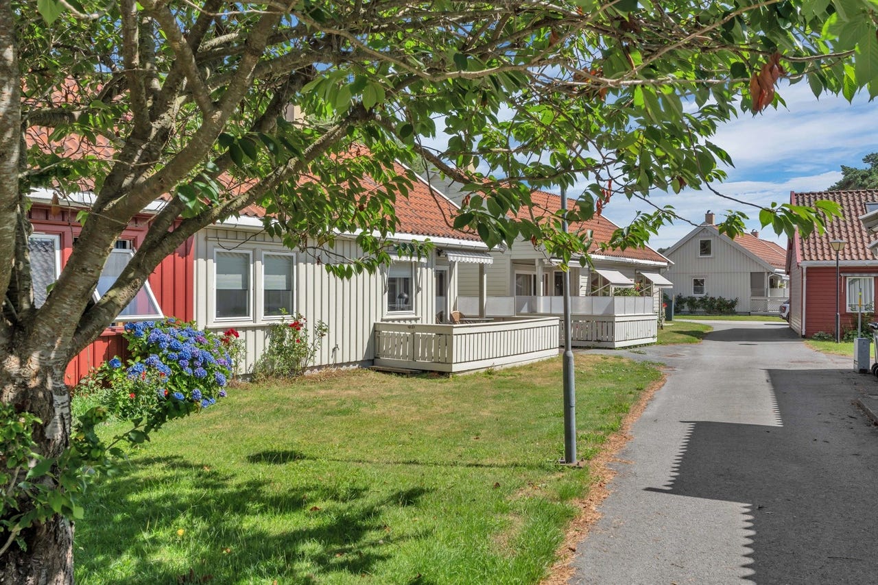 Hyggelig fellesområde mellom Borettslagene med interne veier og grøntområder.