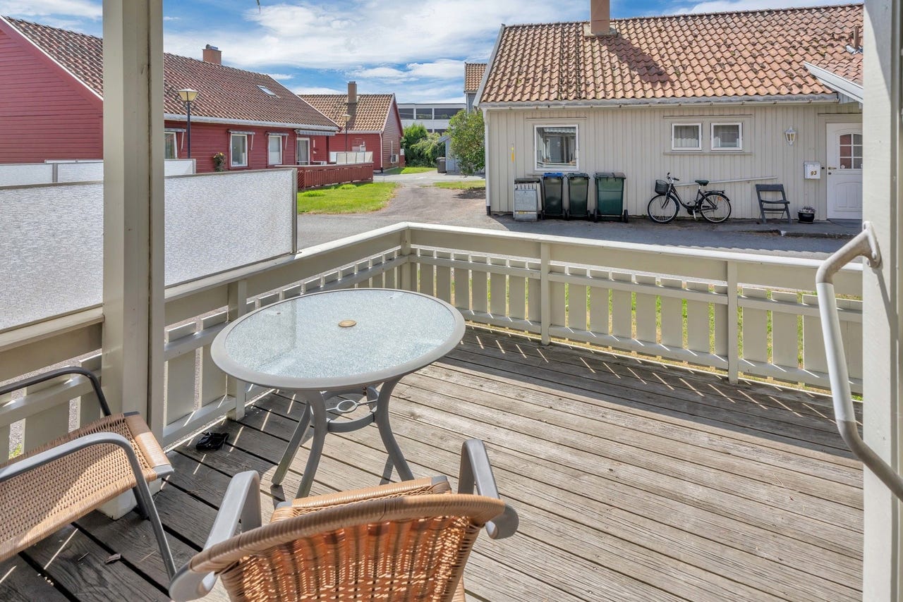 Fra stuen er det utgang til den solrike terrassen.