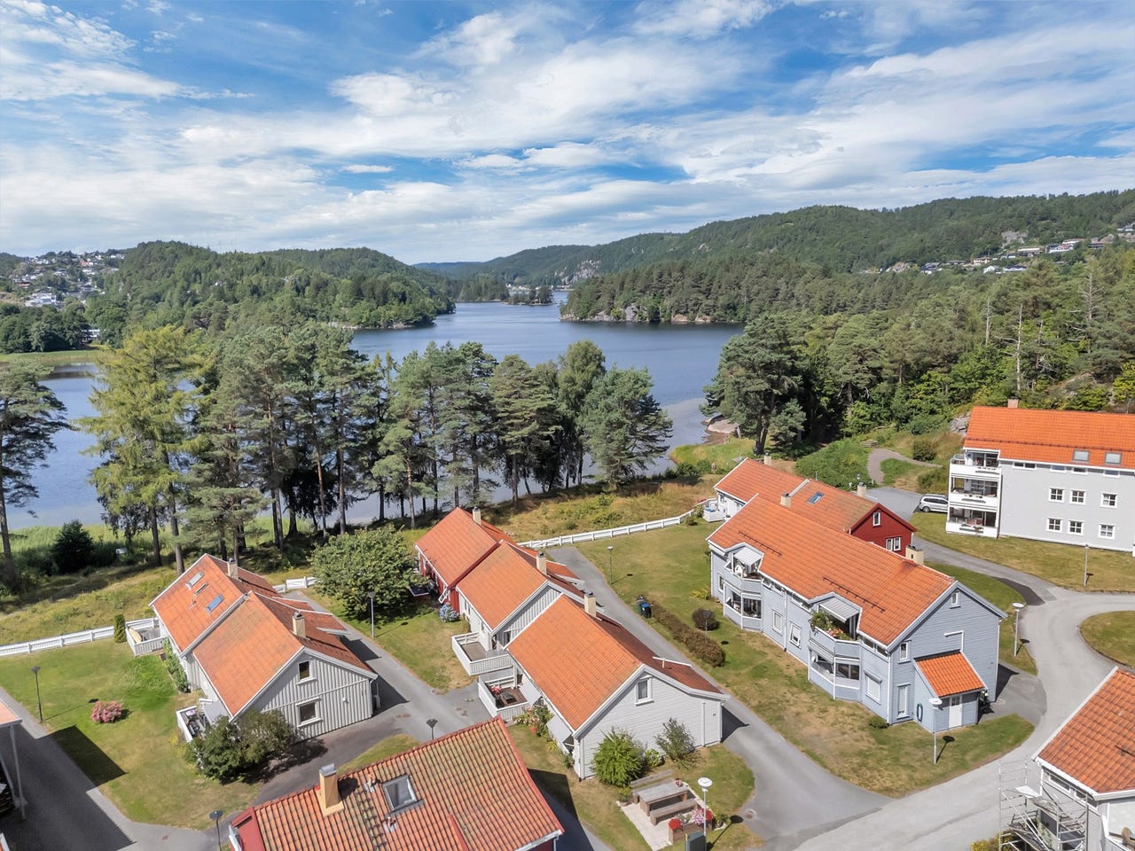 Veldrevne Borettslag med felles grøntområde og gjesteparkering idyllisk beliggende ved Skogsfjorden.