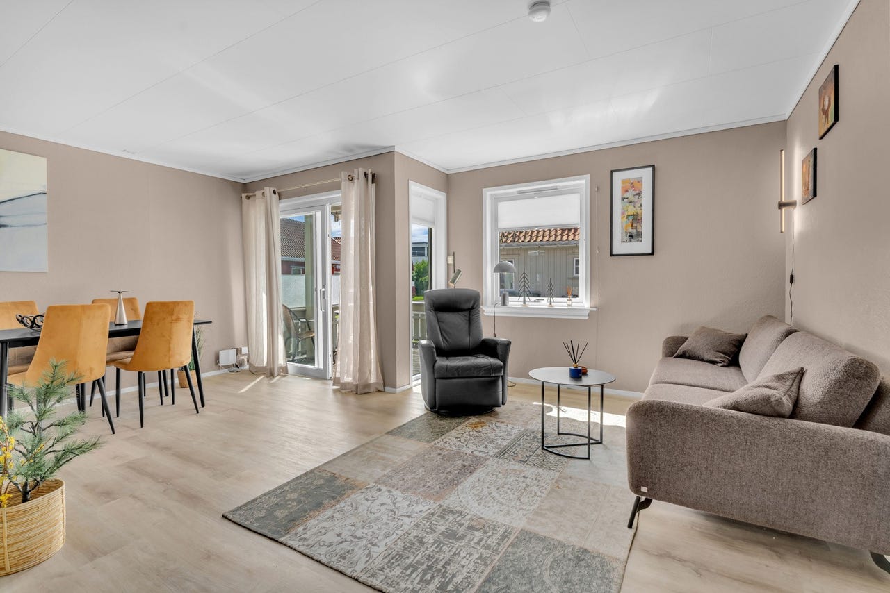 Stuen er romslig med god plass til både sofagruppe og spisebord.