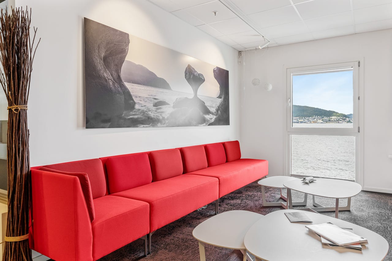 Sosiale soner er tilrettelagt med kaffestasjoner og sittegrupper