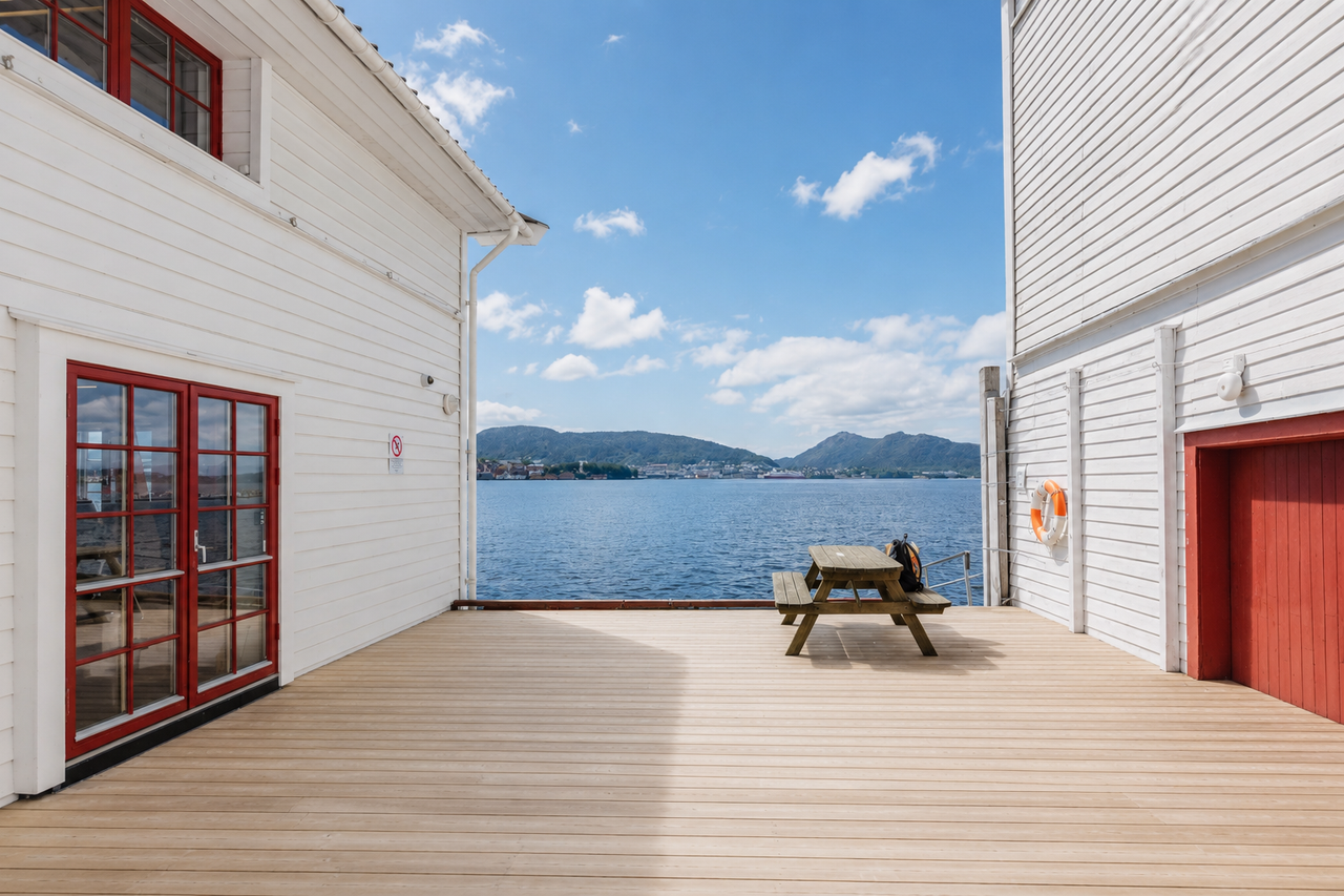 I Sandviksstranden ligger sjøen rett utenfor døren med bryggen som en naturlig del av arbeidshverdagen.