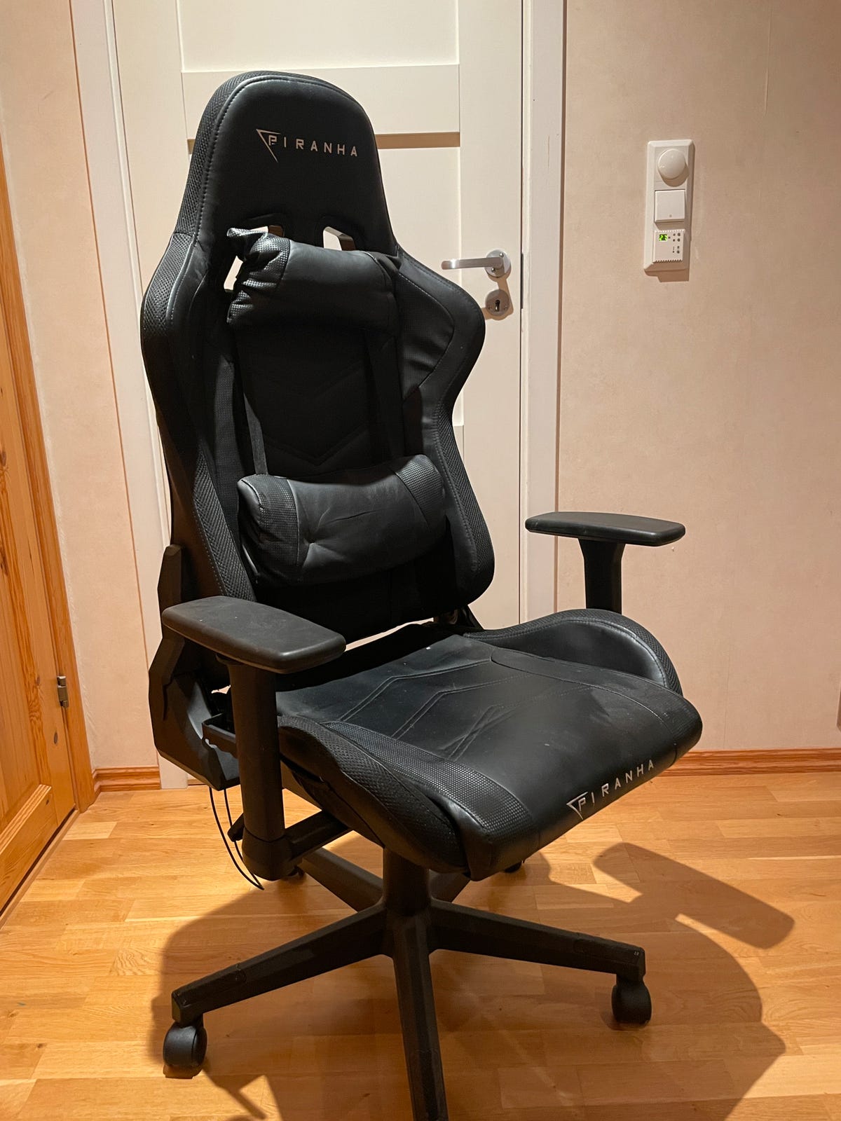 Pirhana Gamingstol med LED lys | FINN-torget