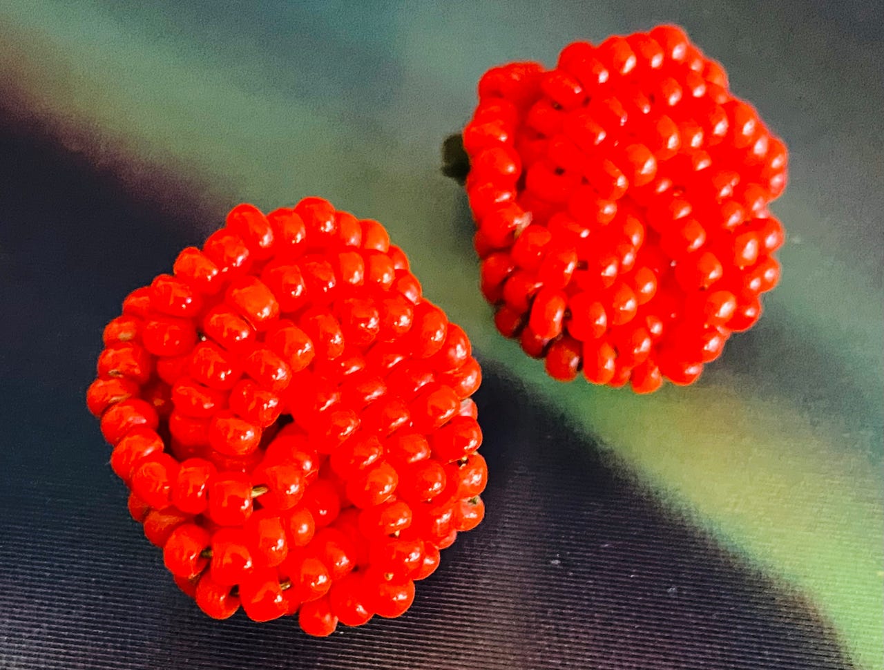 Retro vintage Øredobber klips øreklips Røde med små perler (plast ...