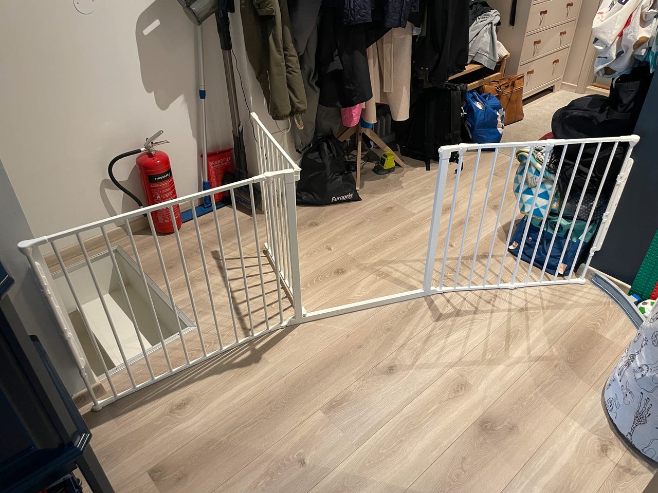 BabyDan Guard Me, automatisch intrekbare trapbescherming, geschikt voor openingen tussen 55-89 cm, gemaakt in Denemarken, wit, 1 stuk (1 verpakking