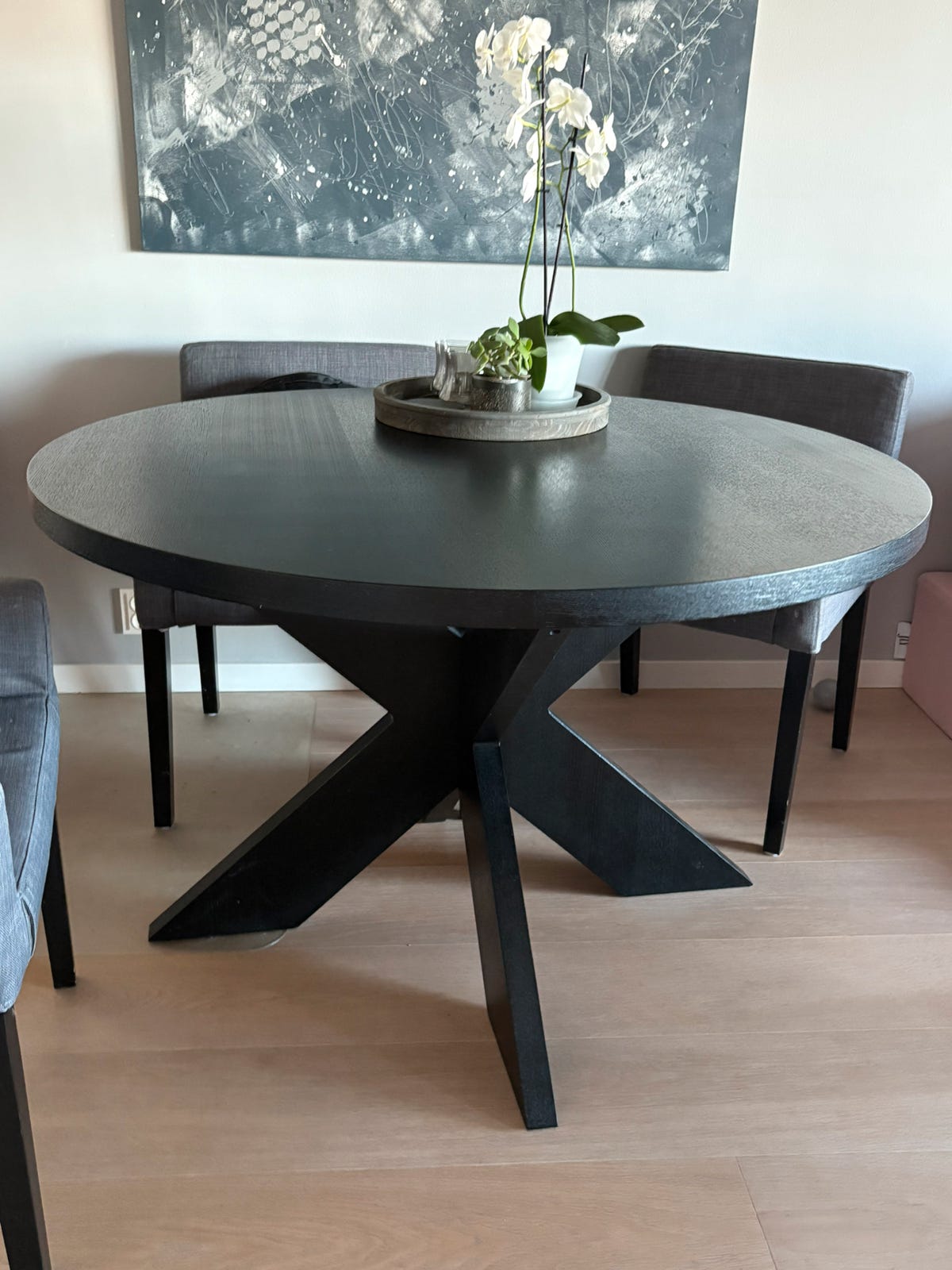Rundt sort spisebord - som nytt | FINN-torget