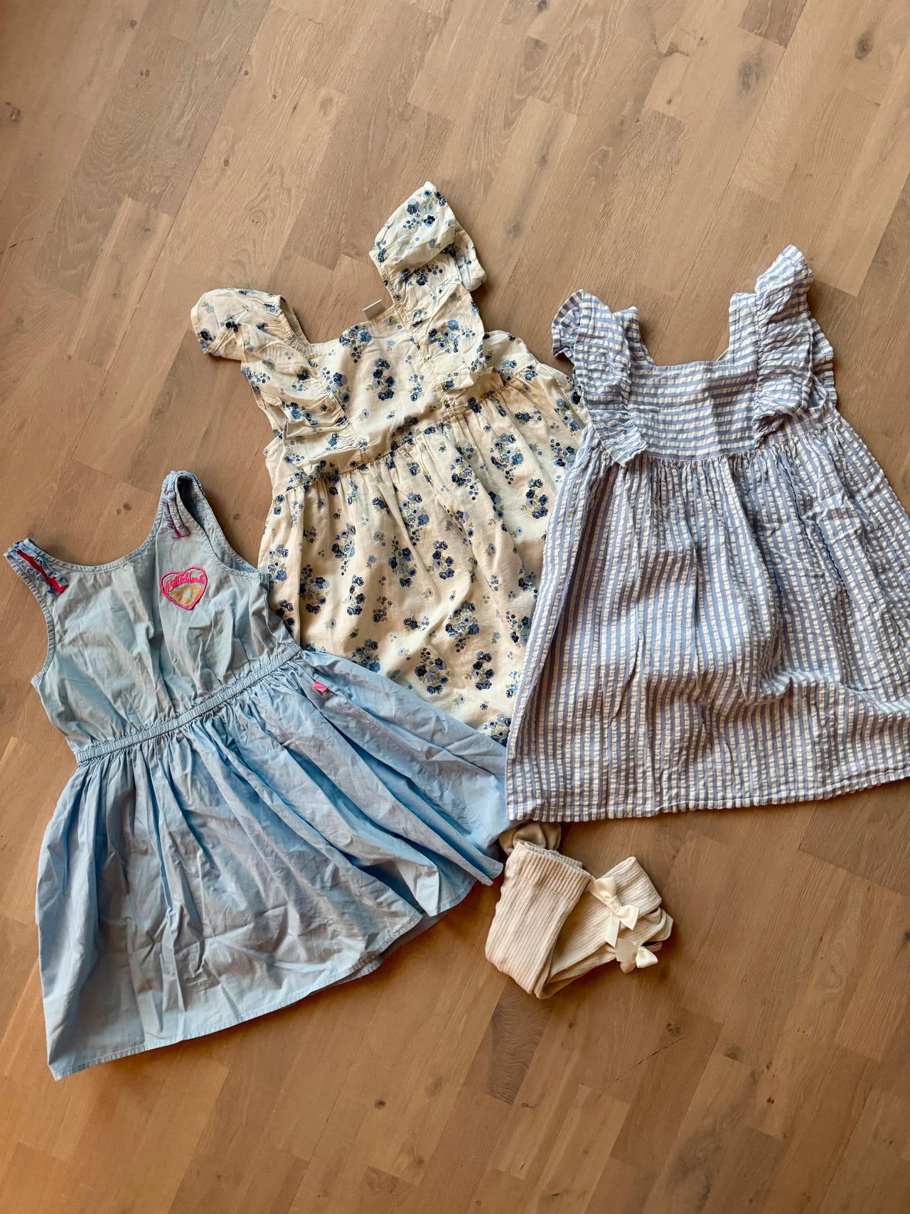 3 stk kjoler + strømpebukse Newbie - str. 122-128 | FINN-torget