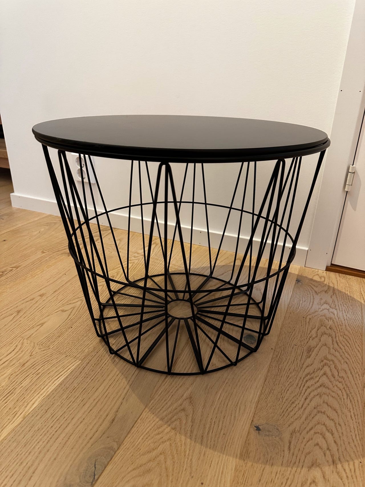 Sort bord med oppbevaring | FINN-torget