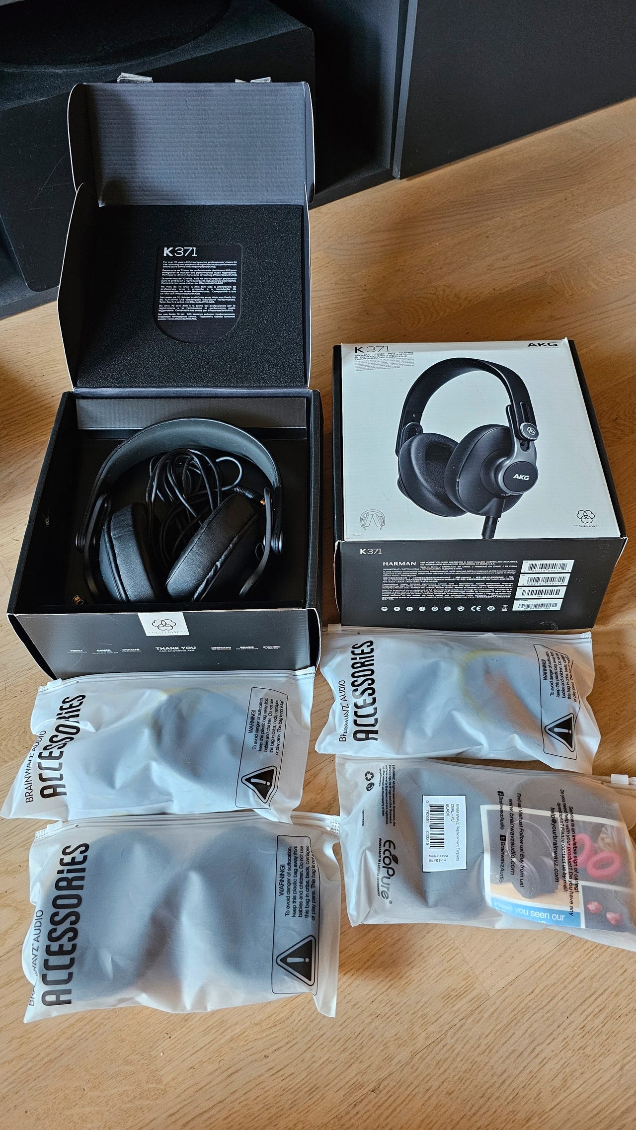 AKG K371 stk igjen Inkl Brainwavz pads Nærmest Ubrukt