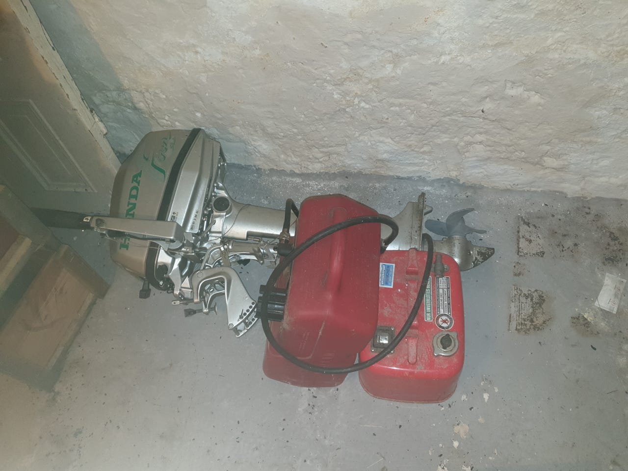 Brukt 4,5 hester 4 takt Honda påhengs og tanker. | FINN-torget