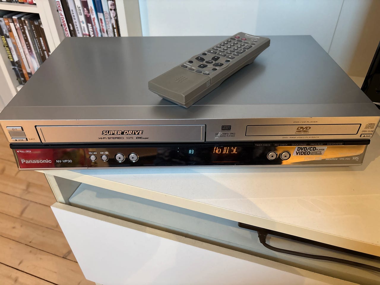 Panasonic NV-VP30 DVD og VHS-spiller med fjernkontroll
