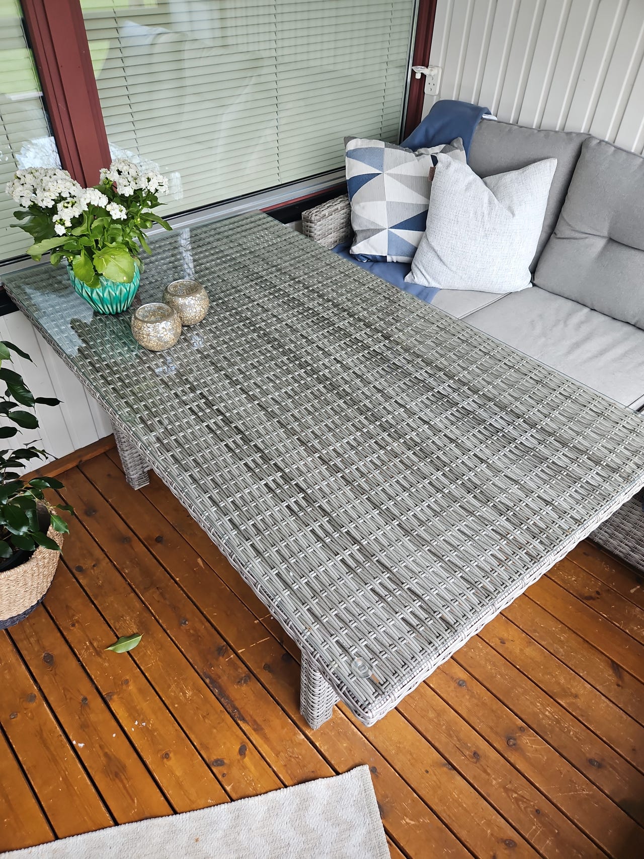 Fin og behagelig Rotting sofa med bord | FINN-torget