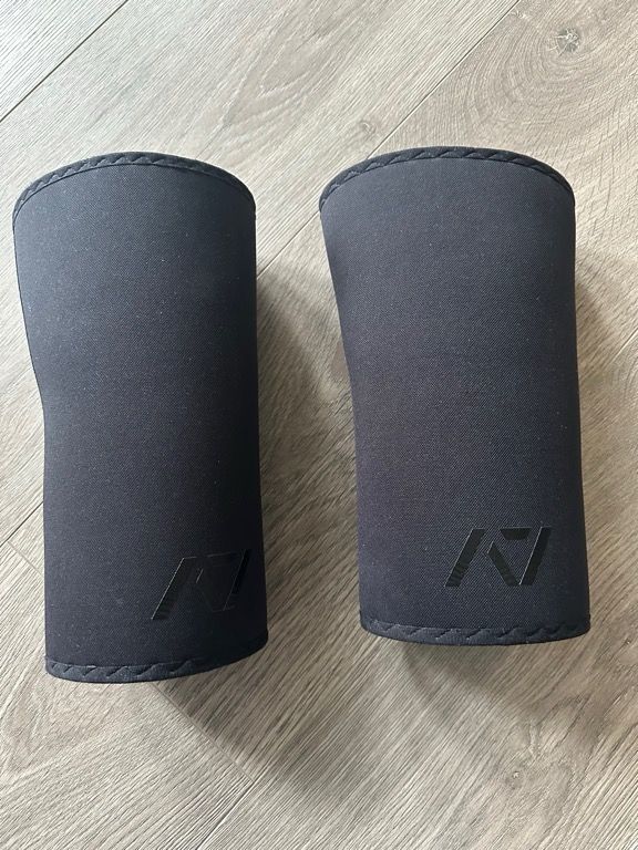 A7 Rigor Mortis Hourglass Knee Sleeves – Stealth (XL) | FINN A7 Rigor Mortis Hourglass Knee Sleeves – Stealth (XL) | FINN