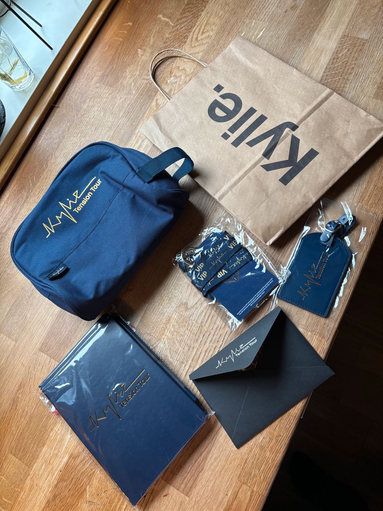 希少品✨】カイリー・ミノーグ VIPトートバッグ、ピンバッチ