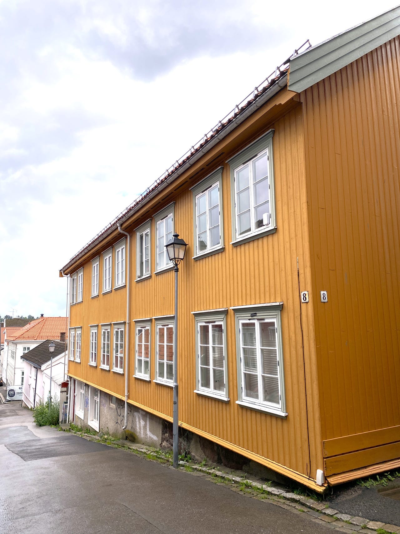 2 roms møblert midt i sentrum med innredet loft, parkering/balkong ...