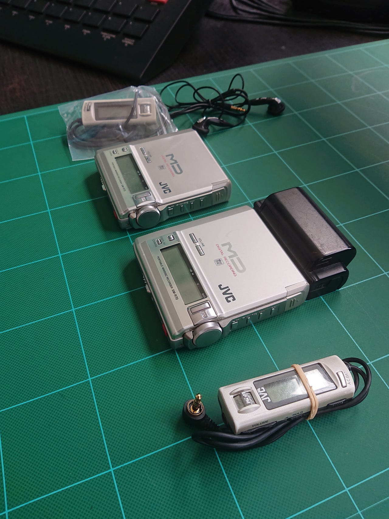 VICTOR XM-R70-S MD WALKMAN ウォークマン s-l1600.jpg