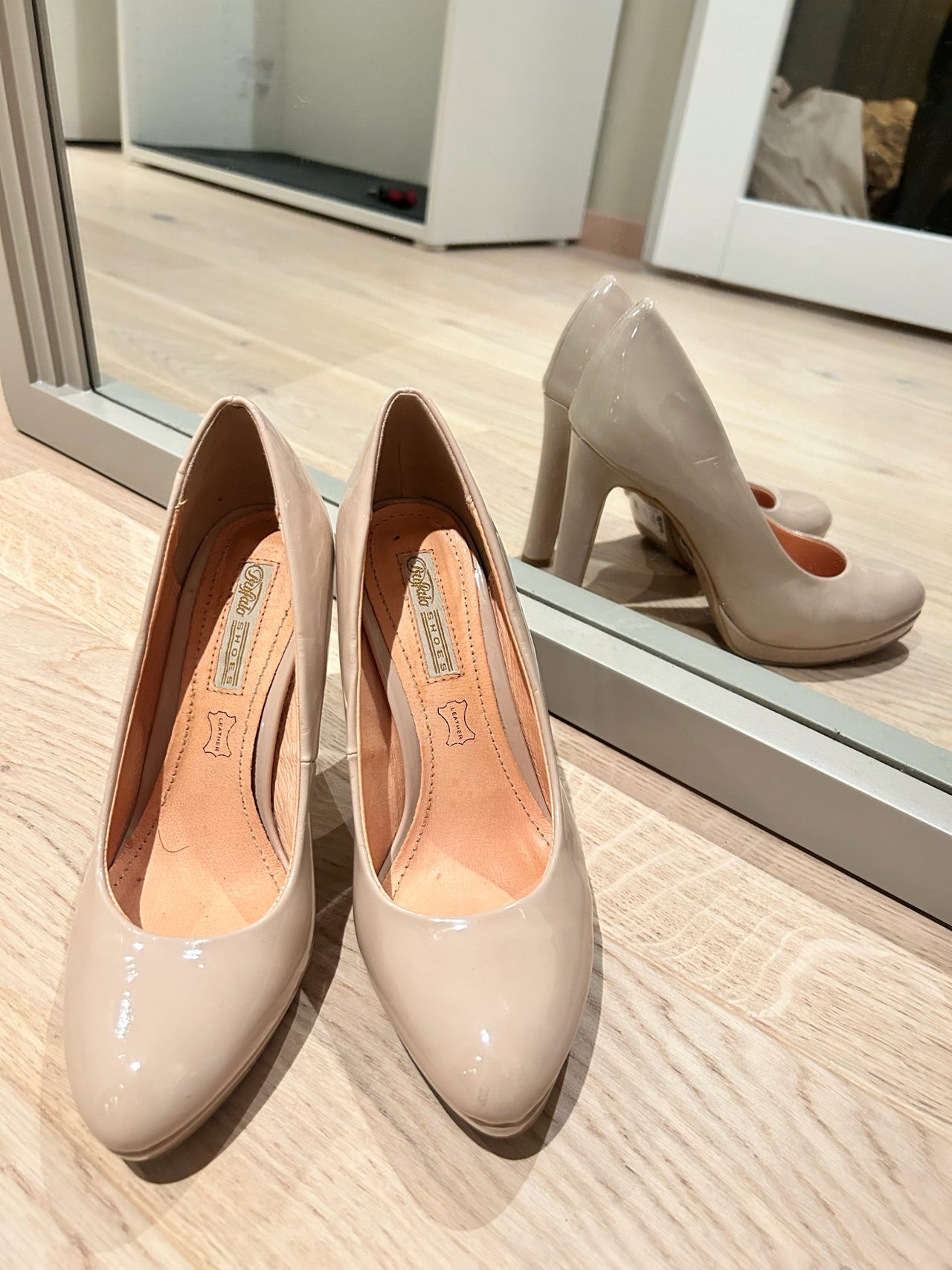 Nude pumps fra Buffalo FINN-torget