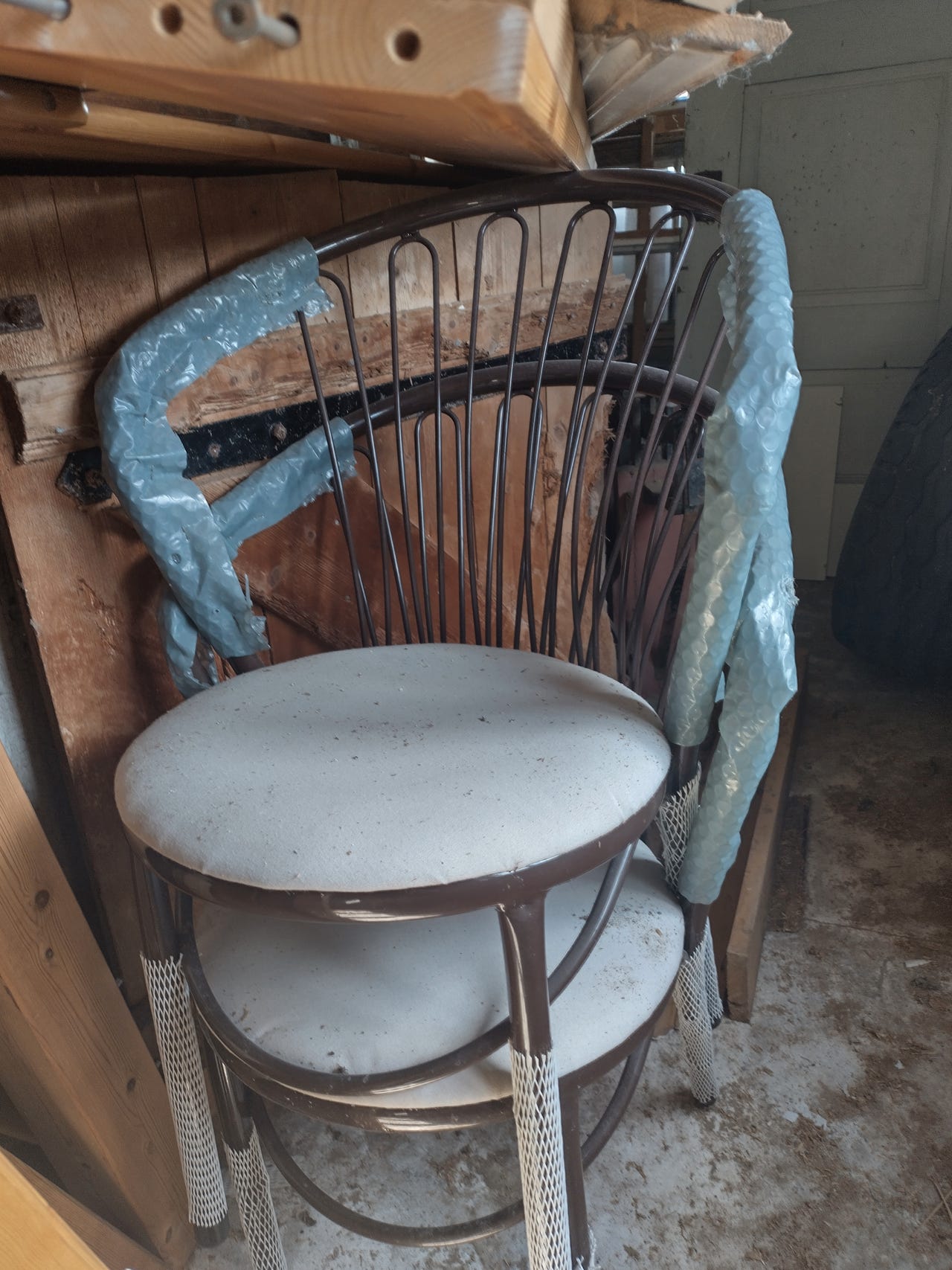 Nye cafe stoler og bord. Har ca 6 bord og muligens minst 4 stoler. Alt ...