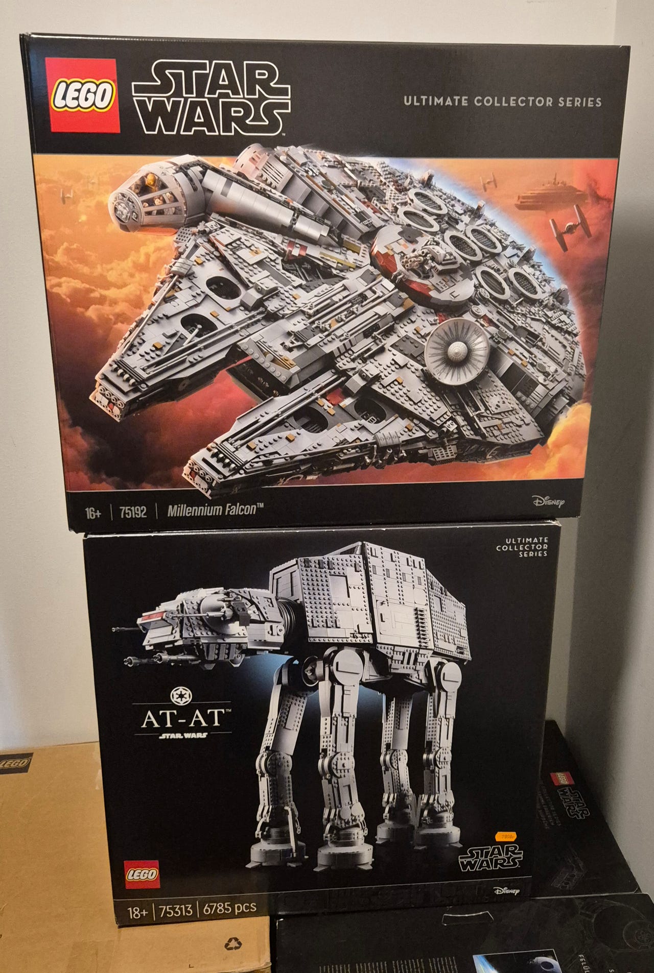Lego Star Wars UCS Millenium Falcon og AT-AT FINN-torget